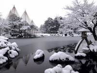 雪の兼六園（pelicanさん撮影、Flickrより）