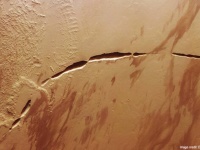 火星の大地を切り裂く巨大な傷跡を、ESAの探査機マーズ・エクスプレスが撮影