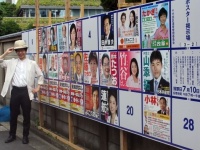 編集部近くの掲示板。「空欄」となっている7人は見つかるか（詳しくは前編