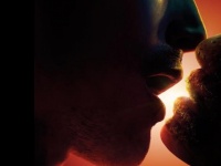 味なことやるマクドナルド。キスの相手は？お色気たっぷりの錯視広告を展開中（タイ）