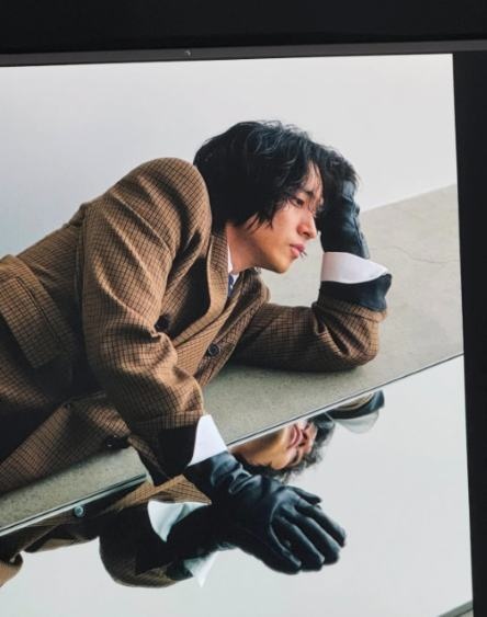 山﨑賢人、『UOMO 8・9月合併号』で初表紙！鏡すら味方につけた
