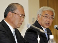 西田厚聰氏（左）、佐々木則夫氏（写真：AFP/アフロ）