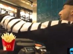 店員は苦笑いw　マクドナルドで超高速ラップで注文！