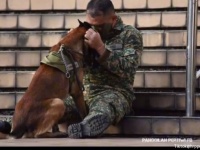 間もなくやってくる親友との別れ。相棒の軍用犬を抱きしめる兵士の姿がせつなくて...
