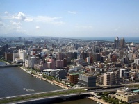 展望室から見た新潟島方面（ペンザーさん撮影、Wikimedia Commons