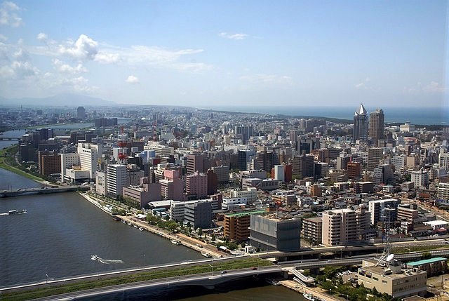 展望室から見た新潟島方面（ペンザーさん撮影、Wikimedia Commons