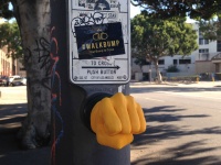 まるでドッキリ!? 信号機の押しボタンが「超リアルな拳」に!!