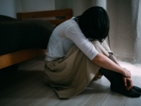 こっち来んなっ！　他人をも巻き込む「ネガティブ女子」の特徴6つ