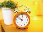 壁裏の目覚まし時計のせいで、“◯年間”騒音に悩まされている一家