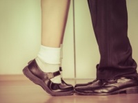 “つま先立ち”にキュン！　男性が唇以外で「キスされるとドキッとするパーツ」10