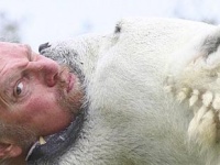 マネしたら夕食の餌確定？シロクマと唯一無二の親友になれた男