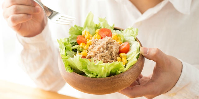 野菜を食べる男性