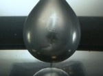 水の中で“水風船”を割ると？⇒驚くような結果を見逃すな！