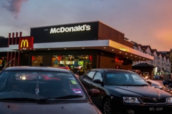 車は不要！英国でドライブスルーならぬ歩行者向け「ウォークスルー」が誕生、大人気に