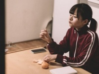 実家暮らしの女性は結婚できない!?　貯金がないとヤバいかも!!