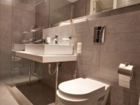 就業中の「女子トイレ寝」経験者はなんと約2割も！　姿勢は？　効果は？