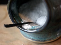 塩水で光るランプが登場「コップ1杯の水と小さじ2杯の塩で8時間点灯」