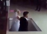 披露宴で華々しく登場するはずの新郎新婦に突然のアクシデントが…