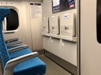 「大混雑で空席無しの新幹線。ドア近くで立ってた私に、幼児連れで2席を使う若い母親が」（大阪府・60代女性）