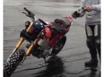 トゲトゲタイヤを履いたバイクで凍った湖を爆走！　オチが…笑