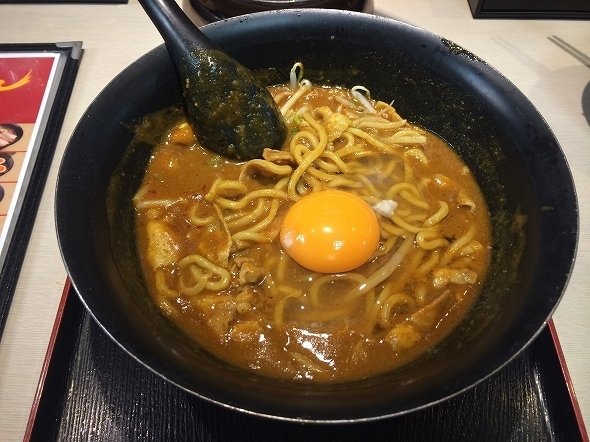 トッピングの生卵を投入すれば、辛さが和らぎマイルドな味わいに