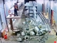 オノノノノン！便器製造工場で棚が壊れ、便器がドミノ倒し状態となり全滅