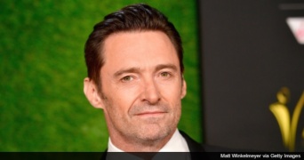 ヒュー・ジャックマン、ゴールデングローブ賞を逃した時の表情がネットで格好のネタに