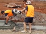 ナイスコンビネーション！　三人の作業員が路肩を“合体技”で仕上げる動画！