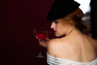 普段なら絶対しない大胆な行動に！　女子が飲みすぎてやらかしちゃったコト10