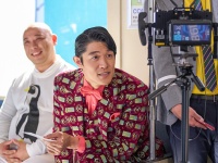 鈴木亮平×トム・ブラウン　ＭＥＧＡ ＢＩＧ新ＴＶ-ＣＭ　『１２億の案内人億山・電車でのモヤモヤ』篇公開！！