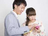 スマホをダシに……。さりげなく男性にボディタッチをする方法4つ