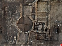 ローマ帝国時代の壮麗な大邸宅跡が発掘される。当時のものとしては世界初の住宅様式（イングランド）
