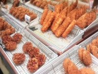 スーパーの揚げ物コーナー（画像はイメージ）