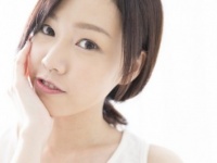 夏の時期、「ブルー系シャドウ」をしている女性はアリ？　男性のホンネは……