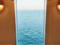 フェリーで撮影された〝海のクリームソーダ〟に11万人が感嘆　「こんなの見つけられるのすごい」「色も形も完璧」