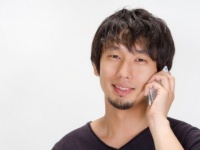 43％の男性はYES！　彼女の前でも友だちと普通に電話できる？