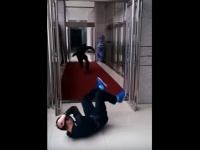 拳銃の音と勘違いして逃げ出す同僚...！素人ドッキリがヒドすぎるｗｗｗ