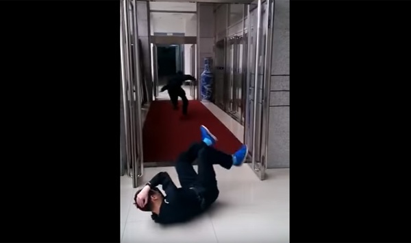 拳銃の音と勘違いして逃げ出す同僚...！素人ドッキリがヒドすぎるｗｗｗ