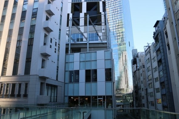 渋谷ストリームの一角。右手のビルは再開発されずに残ったもの