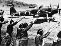 1945年4月12日、知覧陸軍飛行場より出撃する陸軍特別攻撃隊第20振武隊の一式戦闘機「隼」と、それを見送る知覧町立高等女学校「なでしこ隊」の女学生たち（「Wikipedia」より）