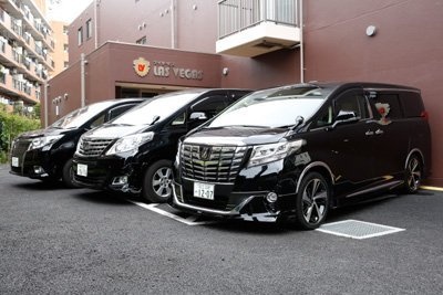 お迎えは黒塗りで（写真は公式ウェブサイトより）