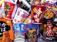 セイコーマートの大量のオリジナルカップ麺