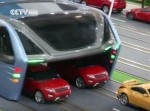 【中国】渋滞を回避するバス！　まさかそこを行くのか…