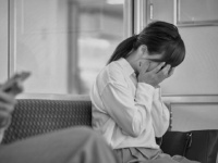 「マスクをしたまま、駅で嘔吐した私。顔まで汚れて泣きそうになってると、若い男女二人組が...」（長野県・30代女性）