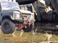 必ず最後までごらんください。氷の上を走る四輪駆動車に衝撃の結末が！