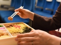 「1歳の息子と乗った新幹線。周りに迷惑をかけないようにしていたが、近くの女性が食事を始めると...」(埼玉県30代女性)
