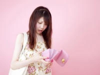 レシートやカードがミルフィーユ状態!?　「汚財布」女子の割合●％
