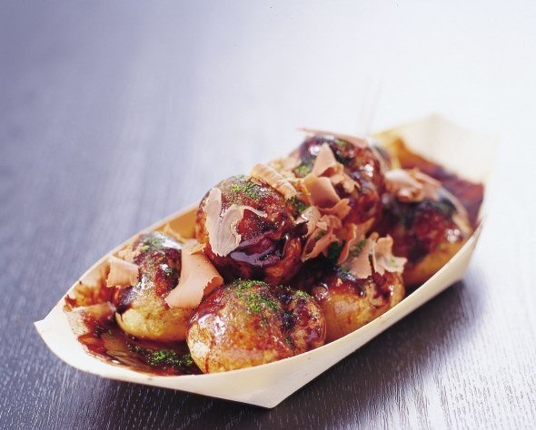 たこ焼きにしか見えないシュークリーム(画像提供:虎屋本舗)