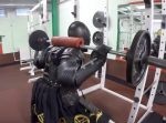 勇者の修行！？　鎧姿のままジムでトレーニングをする男性たち。