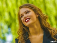 選挙ポスターを美しく加工しすぎたフランスの女性政治家に批判続出